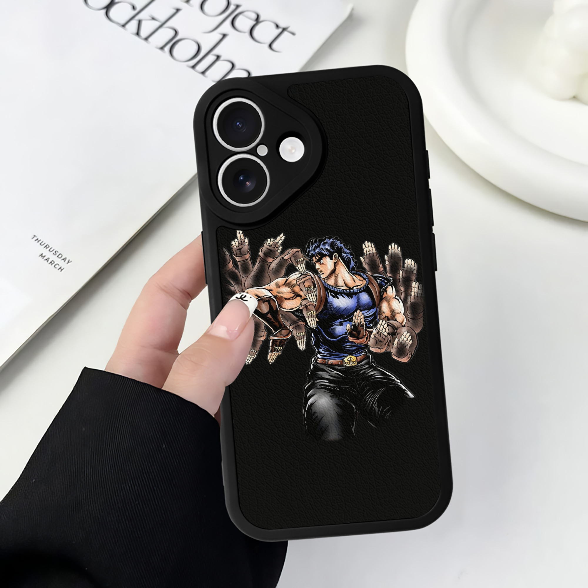 （画像用） ジョジョの奇妙な冒険 /ジョナサン?ジョースター JoJo's Bizarre Adventure Jonathan Joestar 【iPhone 16シリーズ対応】シリコンスマホケース（レザー調） 材質：シリコン